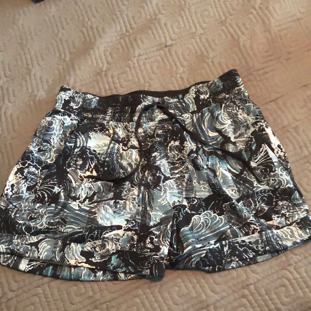 lululemon athletica Black and White Wave Print Women’s Shorts